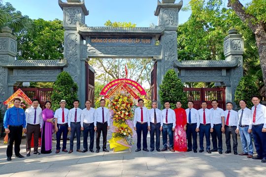 Các đồng chí lãnh đạo phường Nam Hồng Lĩnh dâng hương tại Khu di tích Quốc gia đặc biệt Kim Liên 