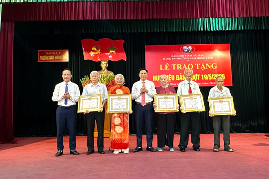 Trang trọng Lễ trao huy hiệu Đảng đợt 19/5/2026 ở phường Nam Hồng Lĩnh
