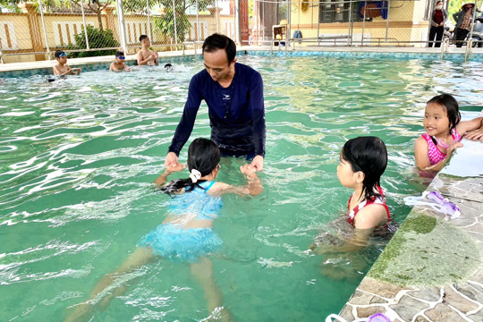 27 trẻ em có hoàn cảnh khó khăn được tham gia lớp dạy bơi miễn phí
