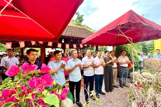 Lãnh đạo phường Nam Hồng Lĩnh thành kính dâng hương tại Đền Phúc Hải, TDP 10 Thuận Lộc.