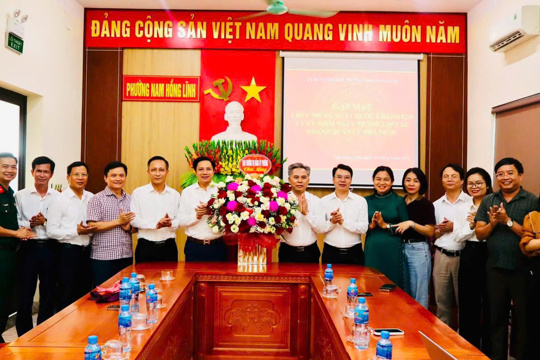 Lãnh đạo phường Nam Hồng Lĩnh tặng hoa chúc mừng UBND phường nhân kỷ niệm 81 năm Quốc khánh 2/9 