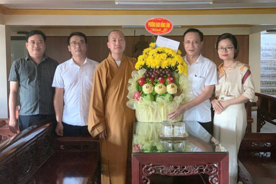 Lãnh đạo phường Nam Hồng Lĩnh tặng hoa chúc mừng các cơ sở Phật giáo nhân dịp đại Lễ phật đản