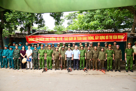 Phường Nam Hồng Lĩnh đồng loạt ra quân giải tỏa hành lang an toàn giao thông, bảo đảm trật tự đô thị