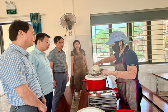 Thẩm định điều kiện tổ chức bán trú, tăng cường bảo đảm an toàn cho trẻ em, học sinh tại Trường Tiểu học Nam Hồng Lĩnh