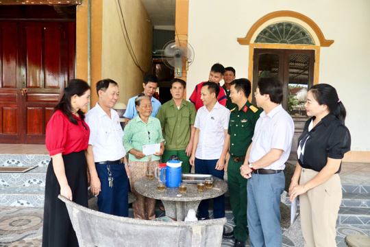 Ban Thường trực Ủy ban MTTQ Việt Nam phường Nam Hồng Lĩnh thăm hỏi, tặng quà tri ân một số gia đình người có công có hoàn cảnh khó khăn trên địa bàn