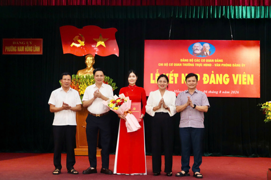 Chi bộ cơ quan Thường trực HĐND - Văn phòng Đảng ủy tổ chức Lễ kết nạp đảng viên mới
