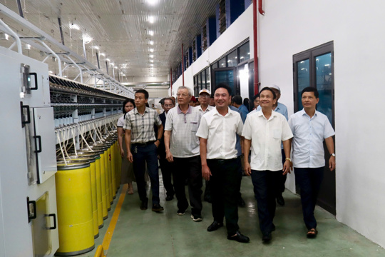 Các đồng chí nguyên lãnh đạo thị xã Hồng Lĩnh (cũ) qua các thời kỳ gặp gỡ lãnh đạo phường Nam Hồng Lĩnh và tham quan các doanh nghiệp trên địa bàn