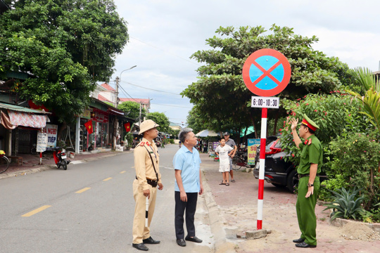 Công an phường Nam Hồng Lĩnh cắm biển báo "Cấm dừng", "Cấm đỗ" trên tuyến đường Phan Đình Phùng và đường Phạm Khắc Hòe thuộc Tổ dân phố 1 Nam Hồng và Tổ dân phố 3 Nam Hồng