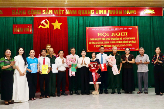 TDP 5 Đậu Liêu, phường Nam Hồng Lĩnh ra mắt bộ máy sau sắp xếp, tri ân người có công nhân kỷ niệm 79 năm ngày thương binh - liệt sĩ