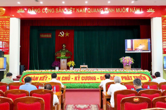 Đảng ủy phường Nam Hồng Lĩnh kết nối đường truyền tham dự hội nghị báo cáo viên Trung ương tháng 06 năm 2026