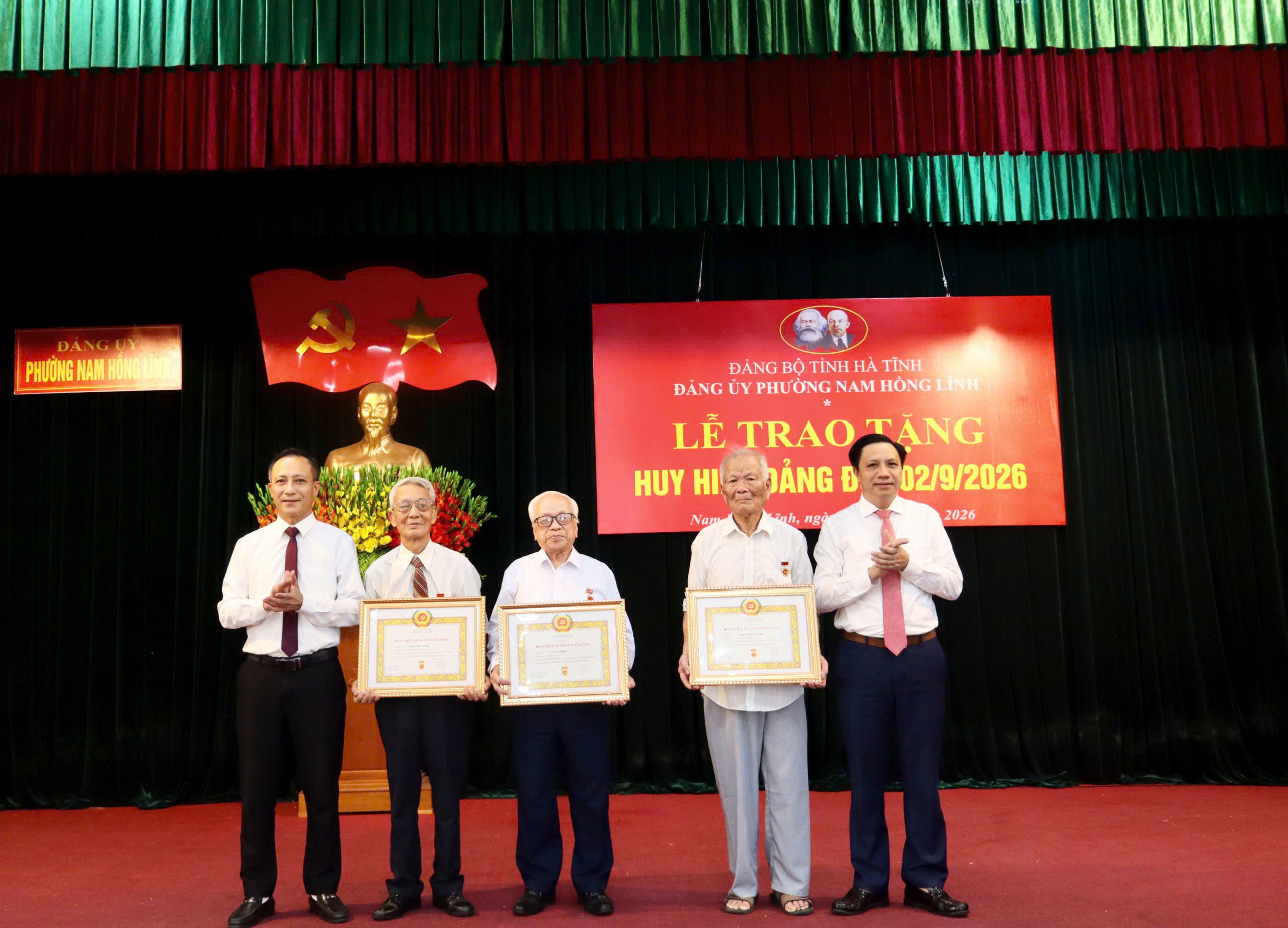 Trang trọng Lễ trao Huy hiệu Đảng đợt 2/9/2026 ở phường Nam Hồng Lĩnh