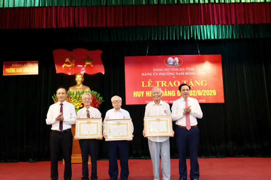 Trang trọng Lễ trao Huy hiệu Đảng đợt 2/9/2026 ở phường Nam Hồng Lĩnh 