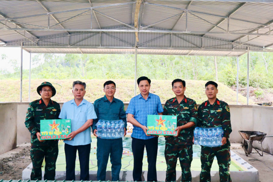 Lãnh đạo phường Nam Hồng Lĩnh kiểm tra, động viên cán bộ, chiến sĩ xây dựng căn cứ chiến đấu (giả định)