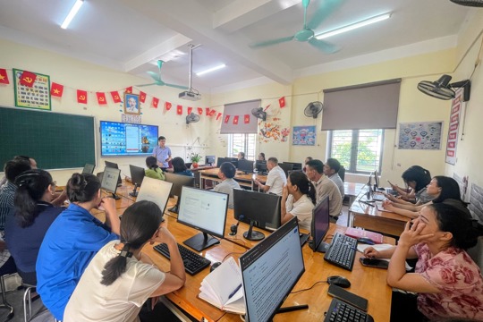 Nam Hồng Lĩnh tổ chức tập huấn kỹ năng số cho cán bộ các tổ dân phố sau sáp nhập