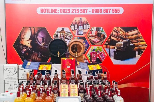 Gian hàng phường Nam Hồng Lĩnh quảng bá rượu Phúc hội tại hội chợ triển lãm sản phẩm CNNT tiêu biểu khu vực miền Trung - Tây Nguyên năm 2026