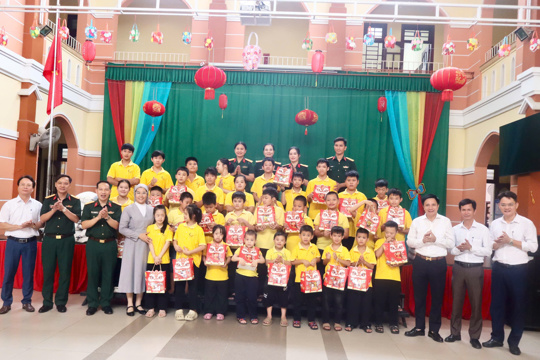 Đồng chí Nguyễn Hữu Khiếu, TUV, Bí thư Đảng ủy phường- Chủ tịch HĐND phường  tặng quà Trung thu tại Trung tâm Hỗ trợ phát triển - Giáo dục hòa nhập trẻ khuyết tật Hồng Lĩnh và trẻ em có hoàn cảnh khó khăn trên địa bàn