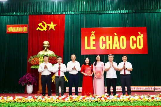 UBND phường Nam Hồng Lĩnh trao quyết định nghỉ hưu, tiếp nhận viên chức giáo dục và triển khai nhiệm vụ trọng tâm tháng 8/2026