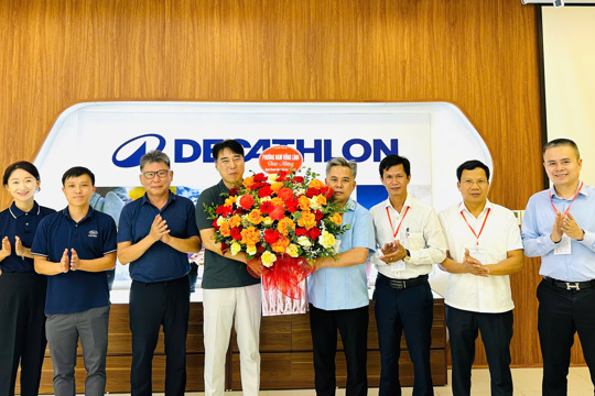 Chủ tịch UBND phường Nam Hồng Lĩnh và lãnh đạo phường tặng hoa chúc mừng các doanh nghiệp, doanh nhân 