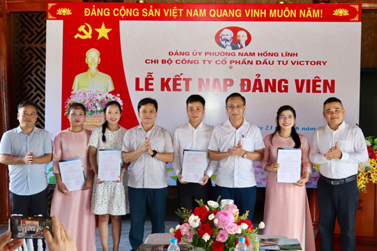 Trang trọng lễ kết nạp 4 đảng viên mới trong doanh nghiệp