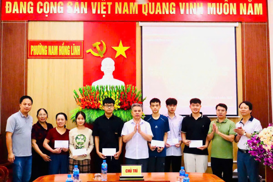 Tuyên dương học sinh đạt từ 27 điểm trở lên và trúng tuyển vào các trường đại học trên địa bàn phường 
