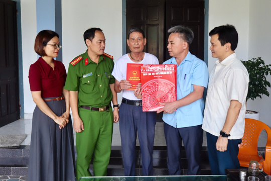 Chủ tịch UBND phường Nam Hồng Lĩnh và lãnh đạo phường thăm hỏi, tri ân gia đình người có công với cách mạng tại các TDP ở Nam Hồng
