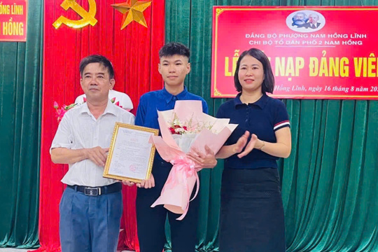 17 đoàn viên thanh niên ưu tú ở Phường Nam Hồng Lĩnh vinh dự được kết nạp vào Đảng