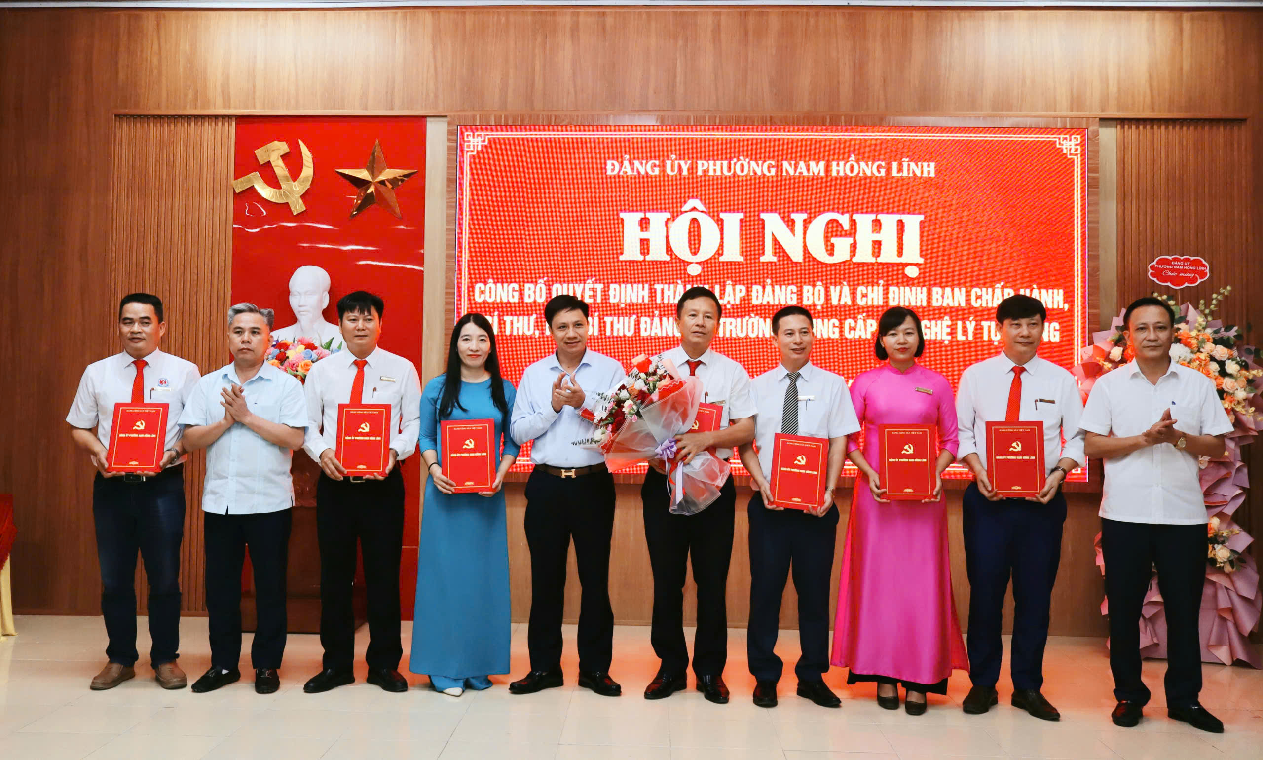 Đảng ủy phường Nam Hồng Lĩnh công bố Quyết định thành lập Đảng bộ Trường Trung cấp Kỹ nghệ Lý Tự Trọng