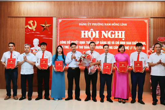 Đảng ủy phường Nam Hồng Lĩnh công bố Quyết định thành lập Đảng bộ Trường Trung cấp Kỹ nghệ Lý Tự Trọng