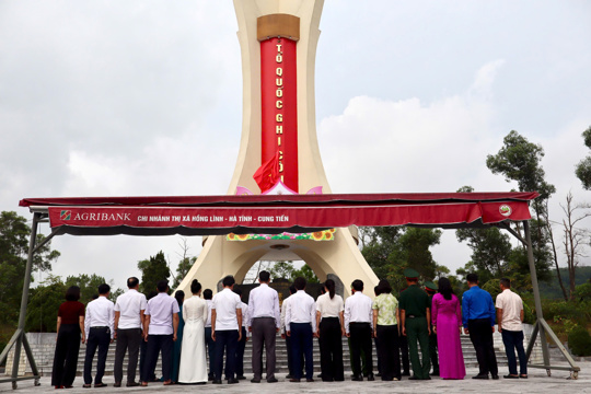 Lãnh đạo phường Nam Hồng Lĩnh dâng hương tri ân các anh hùng liệt sĩ tại Nghĩa trang Liệt sĩ Hồng Lĩnh và di tích lịch sử cách mạng Đình Giao Tác