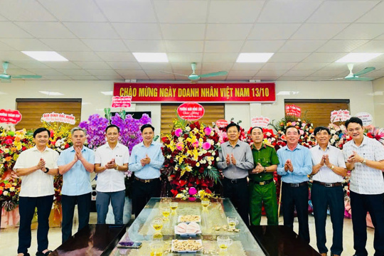Lãnh đạo phường tặng hoa, chúc mừng Công ty TNHH Như Nam và Công ty Cổ phần Tập đoàn Hoành Sơn