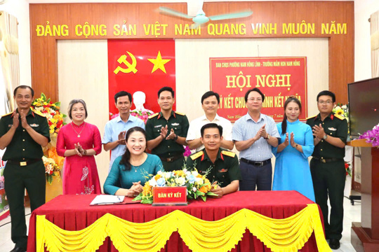 Ban chỉ huy Quân sự phường Nam Hồng Lĩnh và Trường Mầm non Nam Hồng ký kết chương trình kết nghĩa giữa 2 đơn vị.