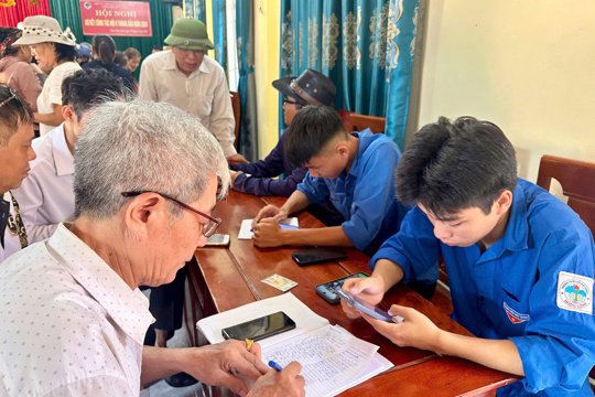 Cao điểm cài đặt ứng dụng công dân số i-HaTinh ở phường Nam Hồng Lĩnh: Tuyên truyền – hướng dẫn “đi từng ngõ, gõ từng nhà, hỗ trợ từng người” cách làm đúng và hiệu quả