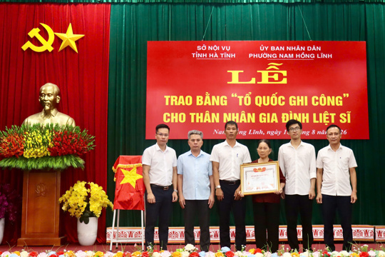 Phường Nam Hồng Lĩnh trao Bằng “Tổ quốc ghi công” cho thân nhân Liệt sĩ Nguyễn Đình Ái 