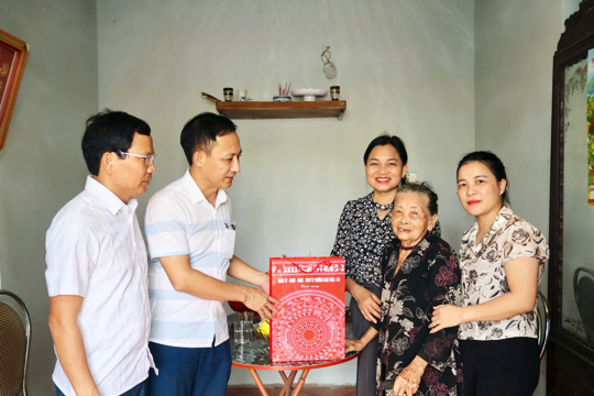 Phó Bí thư Thường trực Đảng ủy phường Nam Hồng Lĩnh thăm hỏi người có công với cách mạng nhân kỷ niệm 79 năm Ngày Thương binh - Liệt sĩ