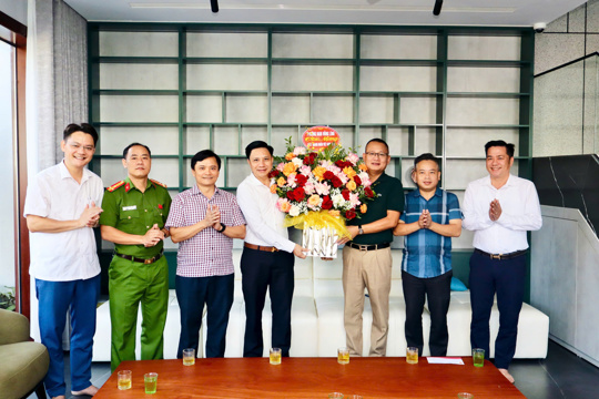 Bí thư Đảng ủy và lãnh đạo phường Nam Hồng Lĩnh chúc mừng doanh nghiệp, doanh nhân nhân Ngày Doanh nhân Việt Nam 13/10