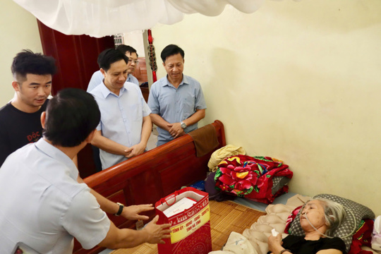 Trưởng Ban Tuyên giáo và Dân vận Tỉnh ủy thăm, tặng quà tri ân bà Hồ Thị Minh, cựu thanh niên xung phong, thương binh 3/4 ở TDP1 Nam Hồng, phường Nam Hồng Lĩnh 