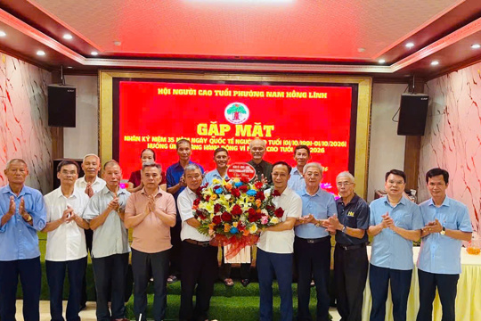 Lãnh đạo phường tặng hoa chúc mừng Hội Người cao tuổi nhân ngày quốc tế Người cao tuổi 1/10
