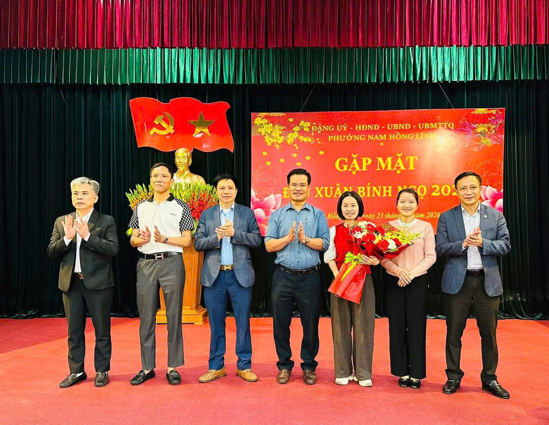 Lãnh đạo phường Nam Hồng Lĩnh chúc mừng Trạm y tế phường nhân ngày Thầy thuốc Việt Nam 27/2 
