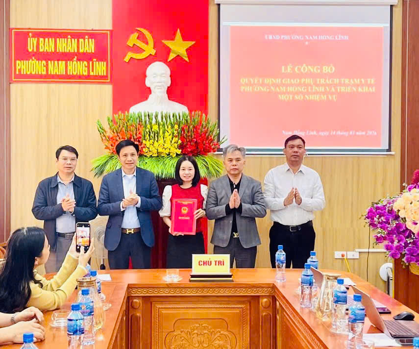 Lễ công bố quyết định giao phụ trách, điều hành Trạm y tế phường Nam Hồng Lĩnh 