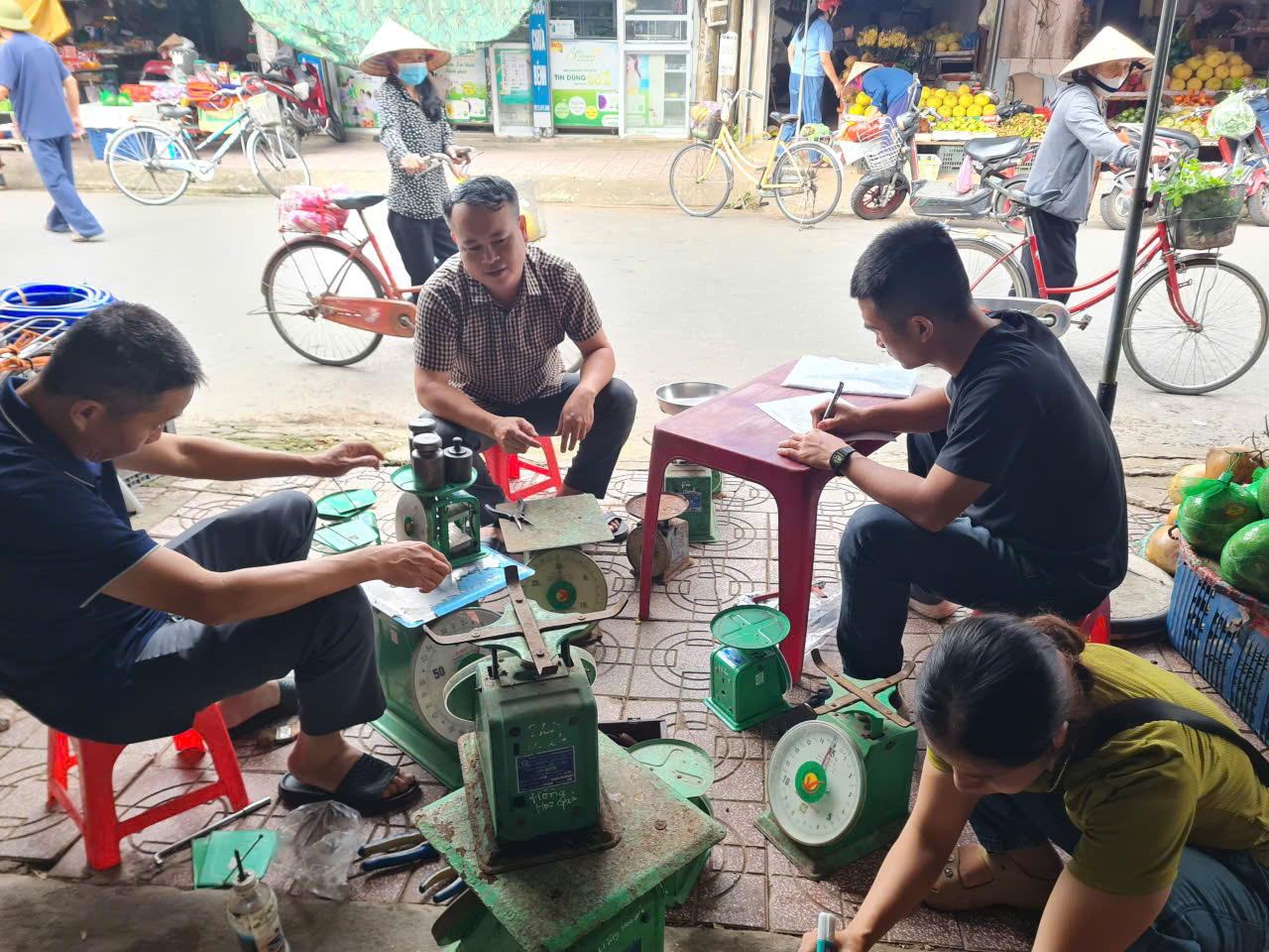 Thực hiện kiểm định cân trên địa bàn phường