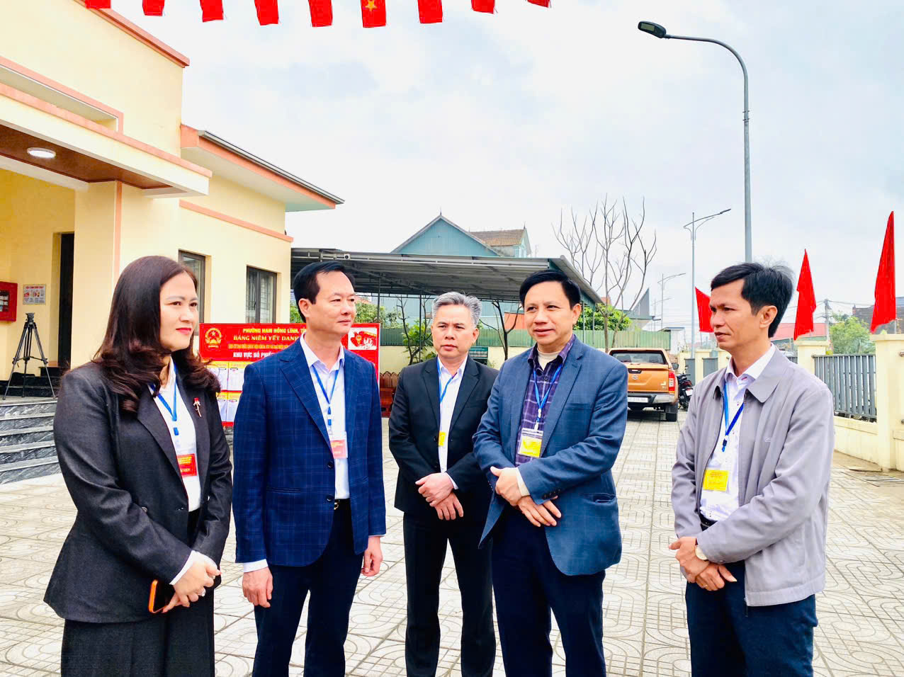 Phó Chủ tịch UBND tỉnh Trần Báu Hà  kiểm tra công tác bầu cử tại phường Nam Hồng Lĩnh 
