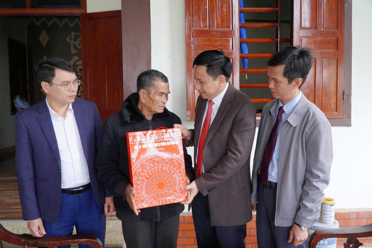 Đồng chí Nguyễn Hữu Khiếu, TUV, Bí thư Đảng uỷ, Chủ tịch HĐND phường thăm, tặng quà và chúc tết các gia đình chính sách trên địa bàn  