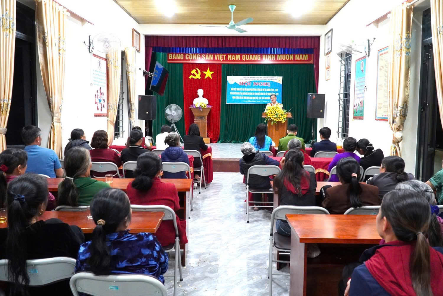 Hội LHPN phường Nam Hồng Lĩnh  tuyên truyền bầu cử, quán triệt nghị quyết đại hội phụ nữ tỉnh và tuyên truyền pháp luật tại Chi hội phụ nữ TDP Tân Hoà 