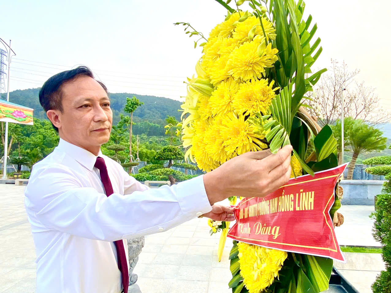Lãnh đạo phường Nam Hồng Lĩnh dâng hương, hoa tưởng niệm Cố Tổng Bí thư Hà Huy Tập 
