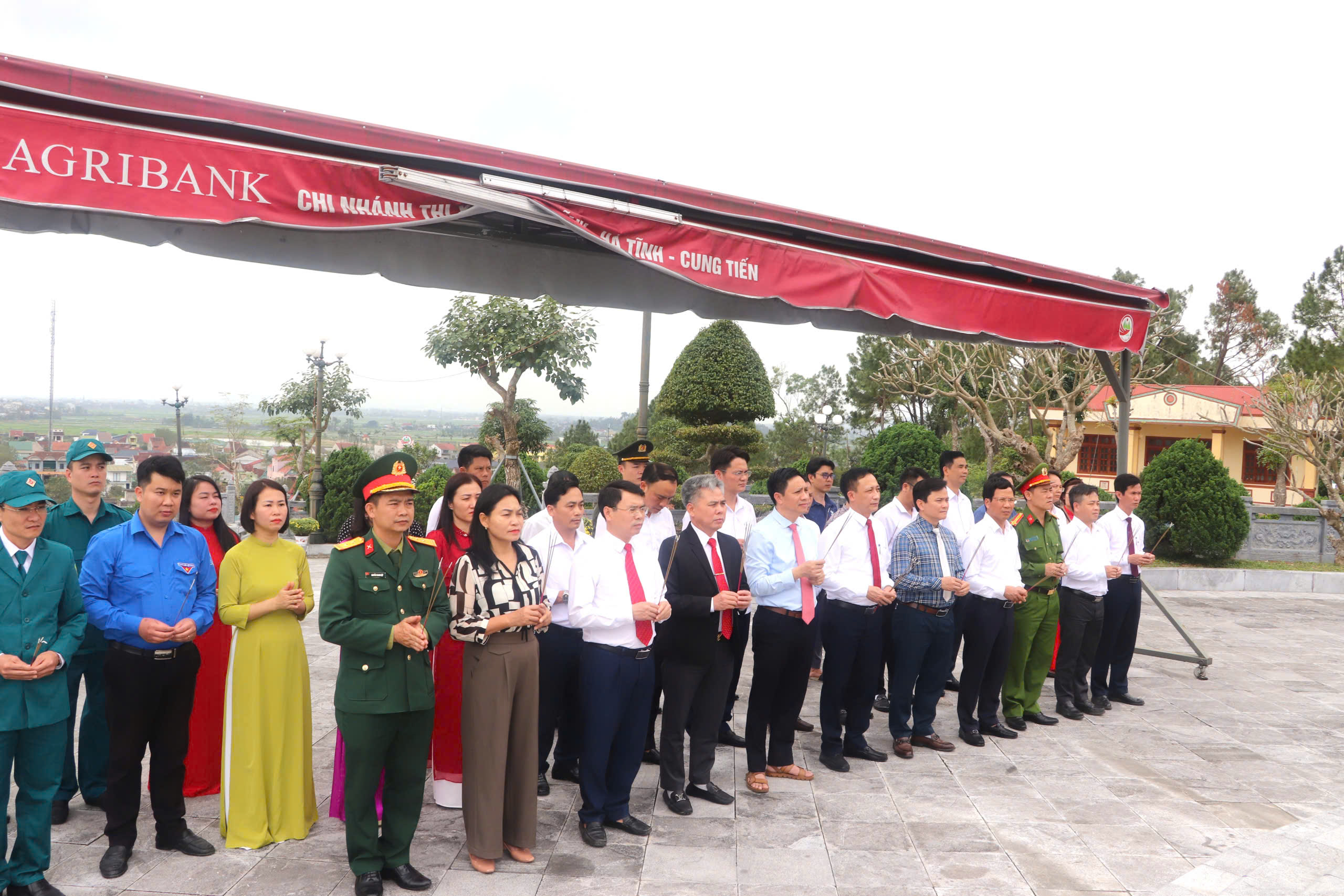 Lãnh đạo phường Nam Hồng Lĩnh dâng hoa, dâng hương nhân dịp Tết Nguyên đán Bính Ngọ năm 2026 và kỷ niệm 96 năm thành lập Đảng cộng sản Việt Nam 