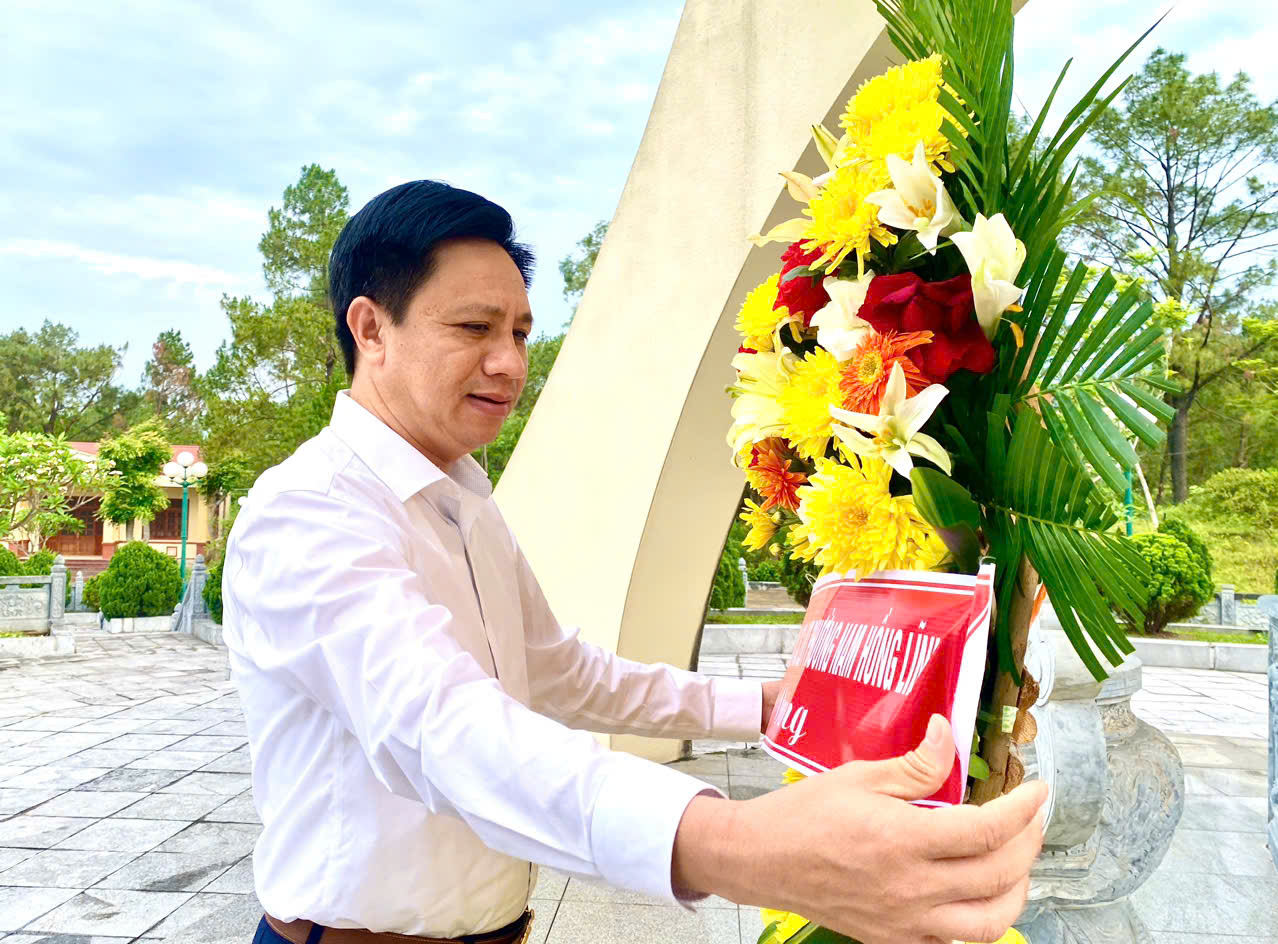 Lãnh đạo phường Nam Hồng Lĩnh dâng hương, dâng hoa tưởng niệm các anh hùng Liệt sĩ 