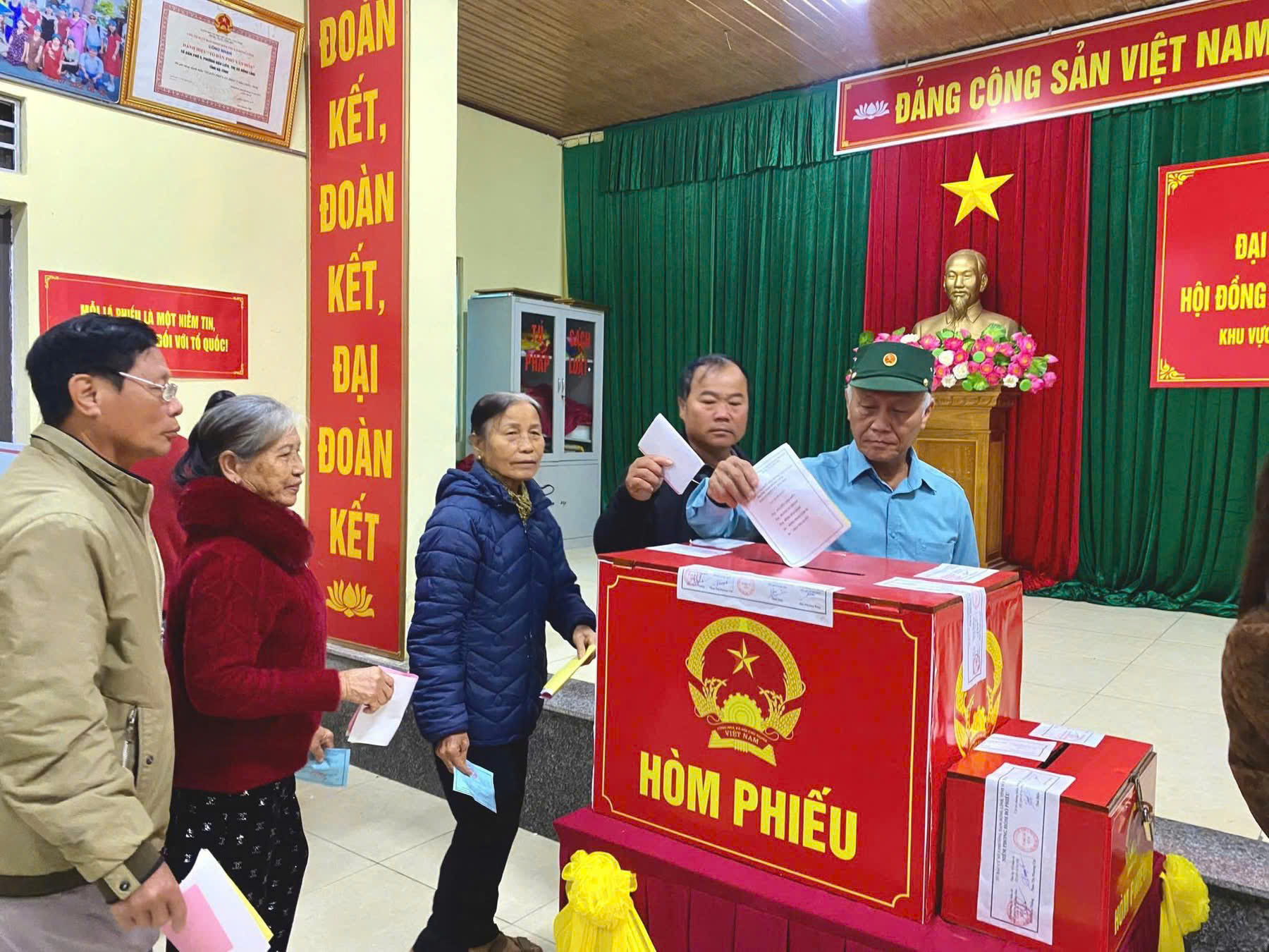 Phường Nam Hồng Lĩnh rộn ràng ngày bầu cử – ngày hội của niềm tin và trách nhiệm công dân 
